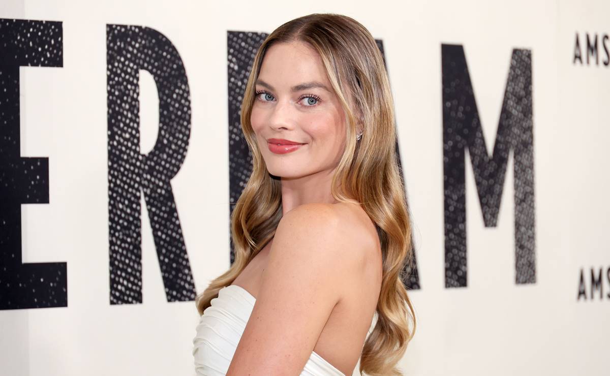 Margot Robbie irradia belleza con vestido de encaje blanco en NY