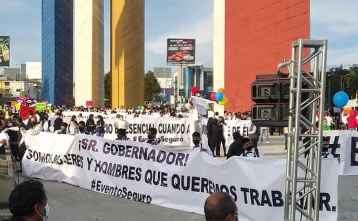 “¡Queremos trabajar!”: meseros protestan en Torres de Satélite 