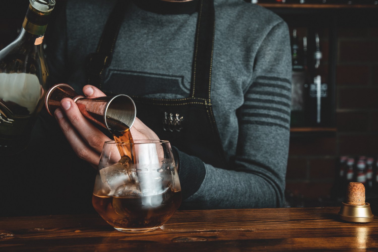 Descubre la versatilidad del ron oscuro en la coctelería