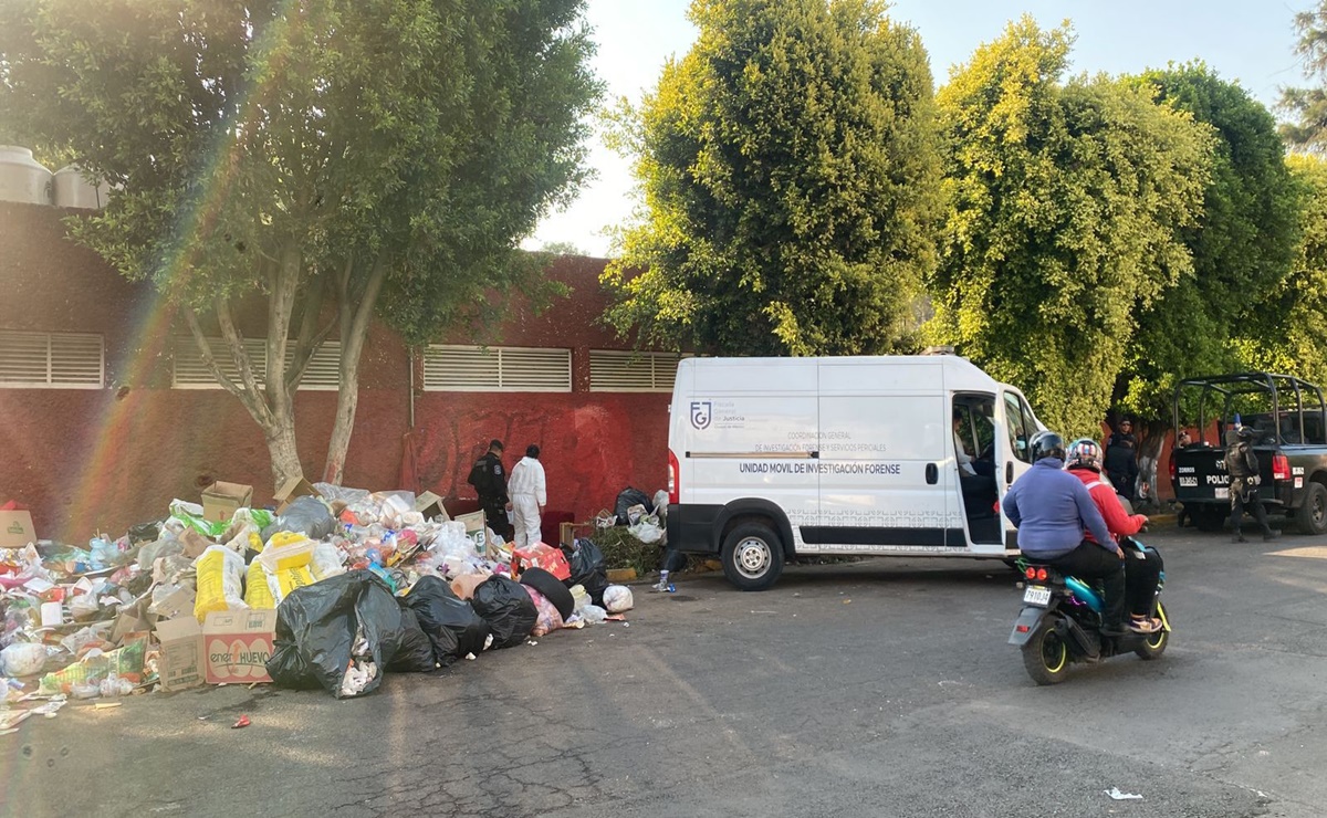 Encuentran a un hombre sin vida entre bolsas de basura y un sillón abandonado en Xochimilco