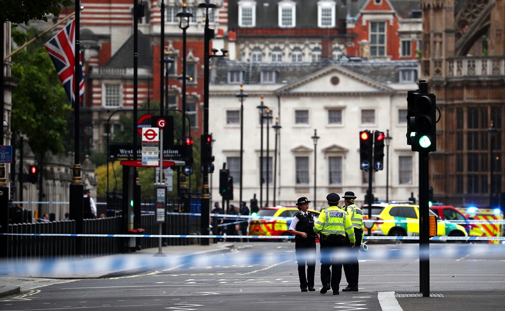 Automóvil embiste a peatones frente al Parlamento británico; hay varios heridos