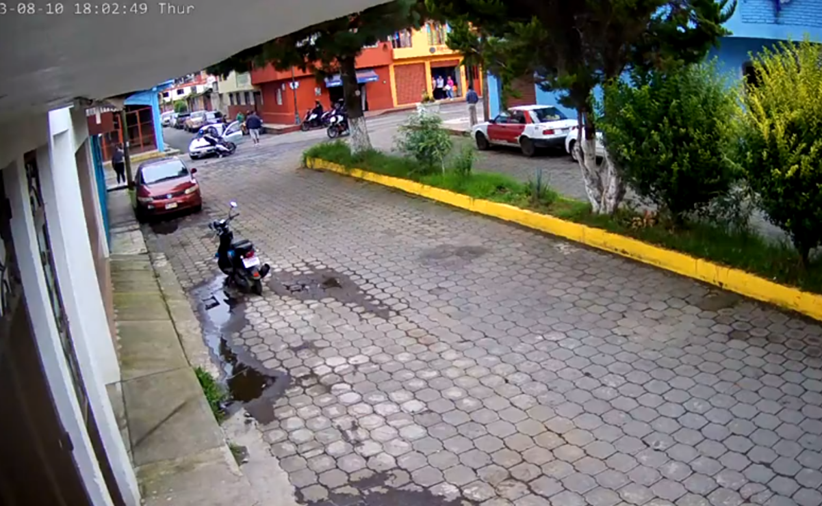 VIDEO: Patrullero sale catapultado al chocar a exceso de velocidad contra automóvil en Michoacán