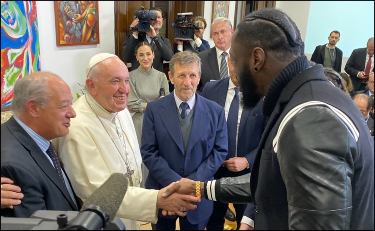 Boxeador que dijo que quería matar a otro púgil, presume su encuentro con el Papa