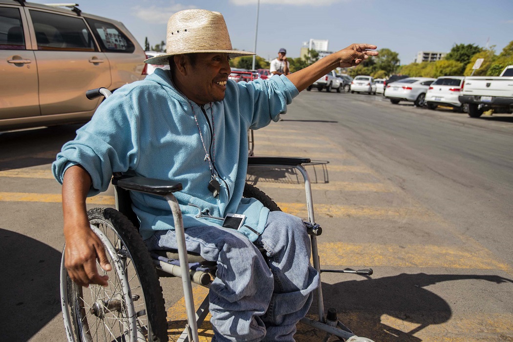 Vence la adversidad desde su silla de ruedas 