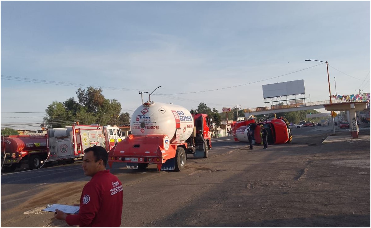 Carretera federal México-Pachuca estuvo cerrada por volcadura de pipa que transportaba gas LP