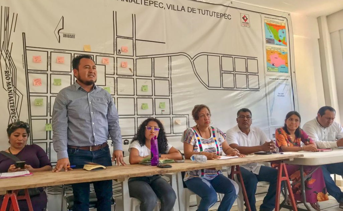 Pese a mediación del gobierno de Oaxaca, padres y maestros niegan servicio educativo a Paola; pide usar uniforme neutro
