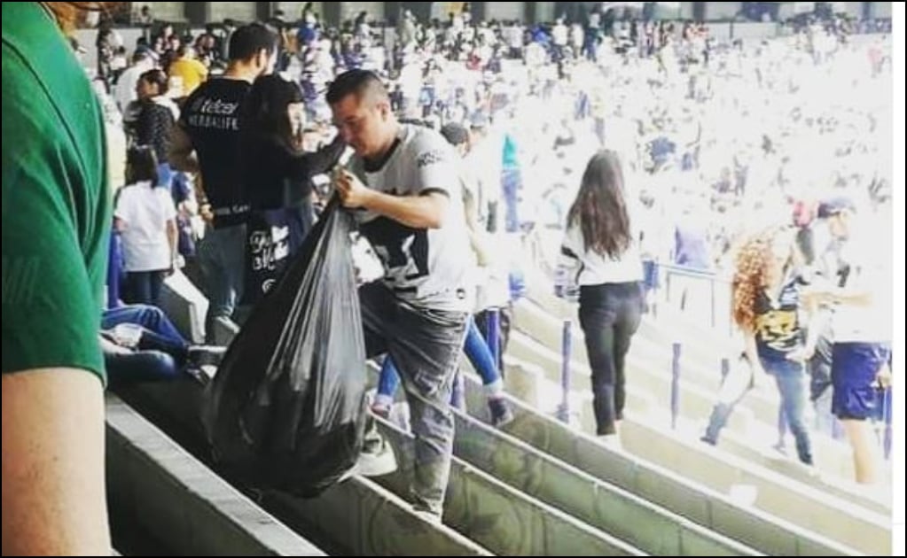 Afición de Pumas limpió el estadio de CU