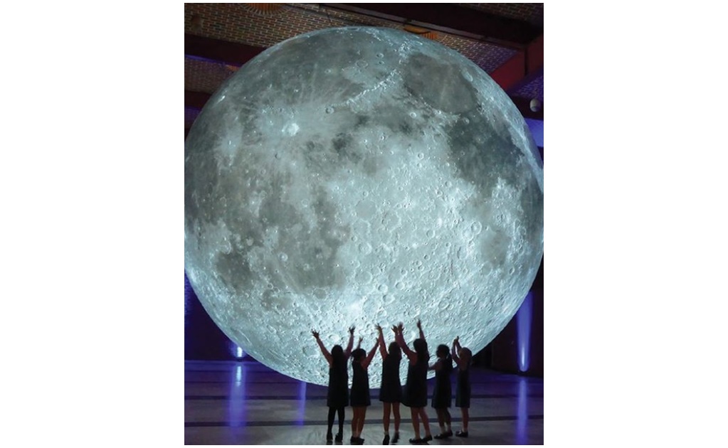 Museo de Houston celebra los 50 años del Apolo XI con una luna gigante