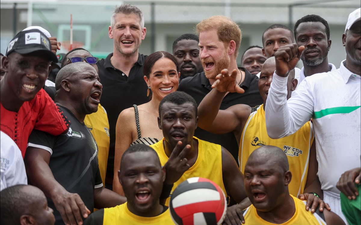 Príncipe Harry y Meghan Markle juegan al voleibol con veteranos de guerra en Nigeria