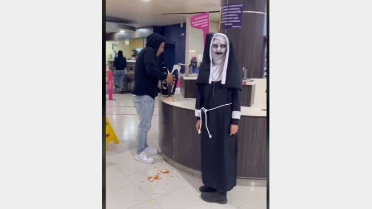 VIDEO: Joven sorprende al disfrazarse como personaje de película de terror en el cine