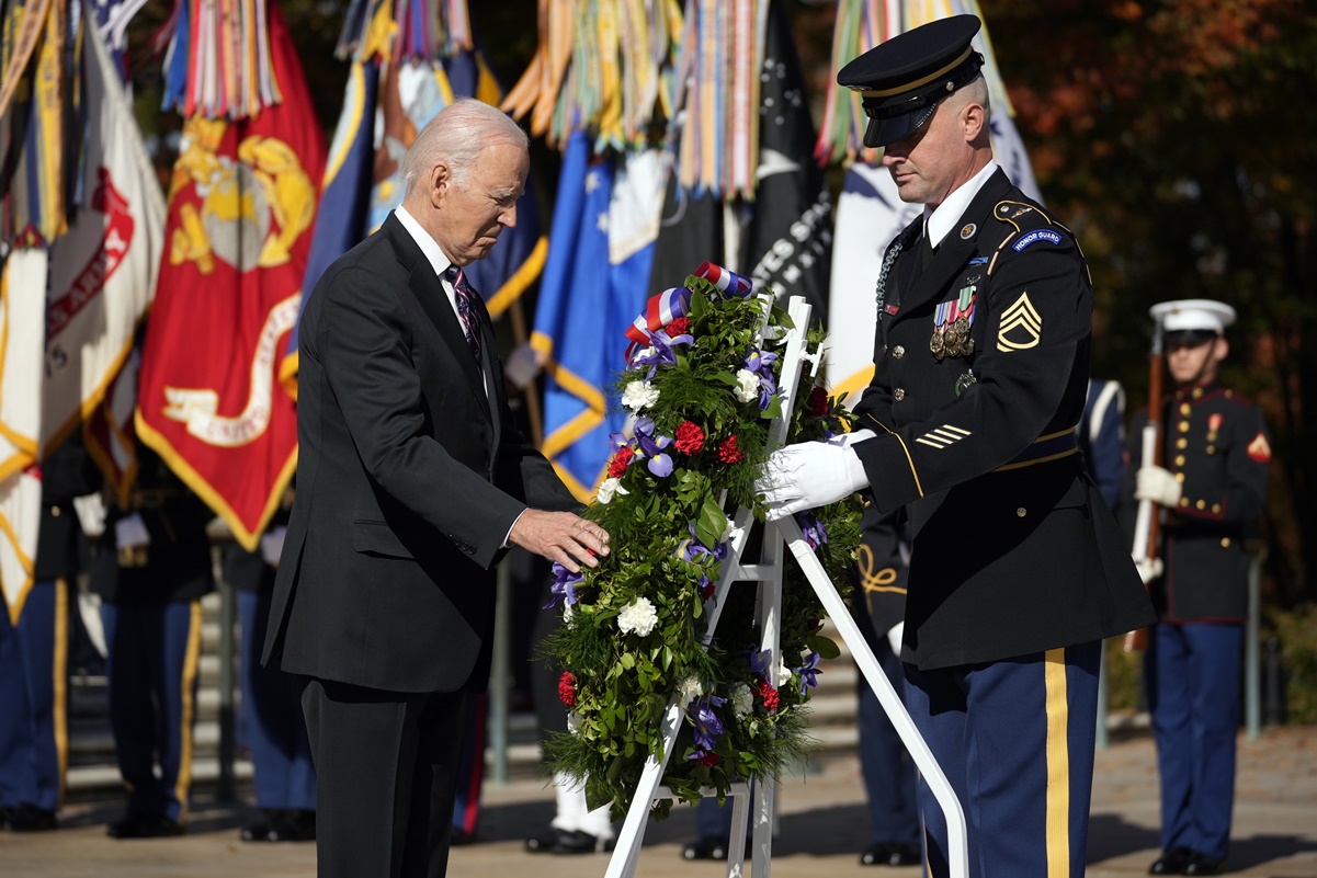 Biden se desorienta brevemente y necesita ayuda de la guardia de honor de Arlington en ceremonia