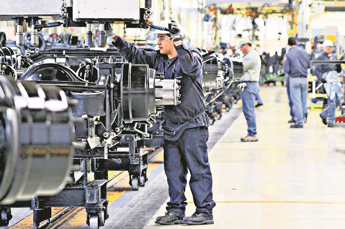 Producción industrial acumula 13 meses a la baja a tasa anual en octubre