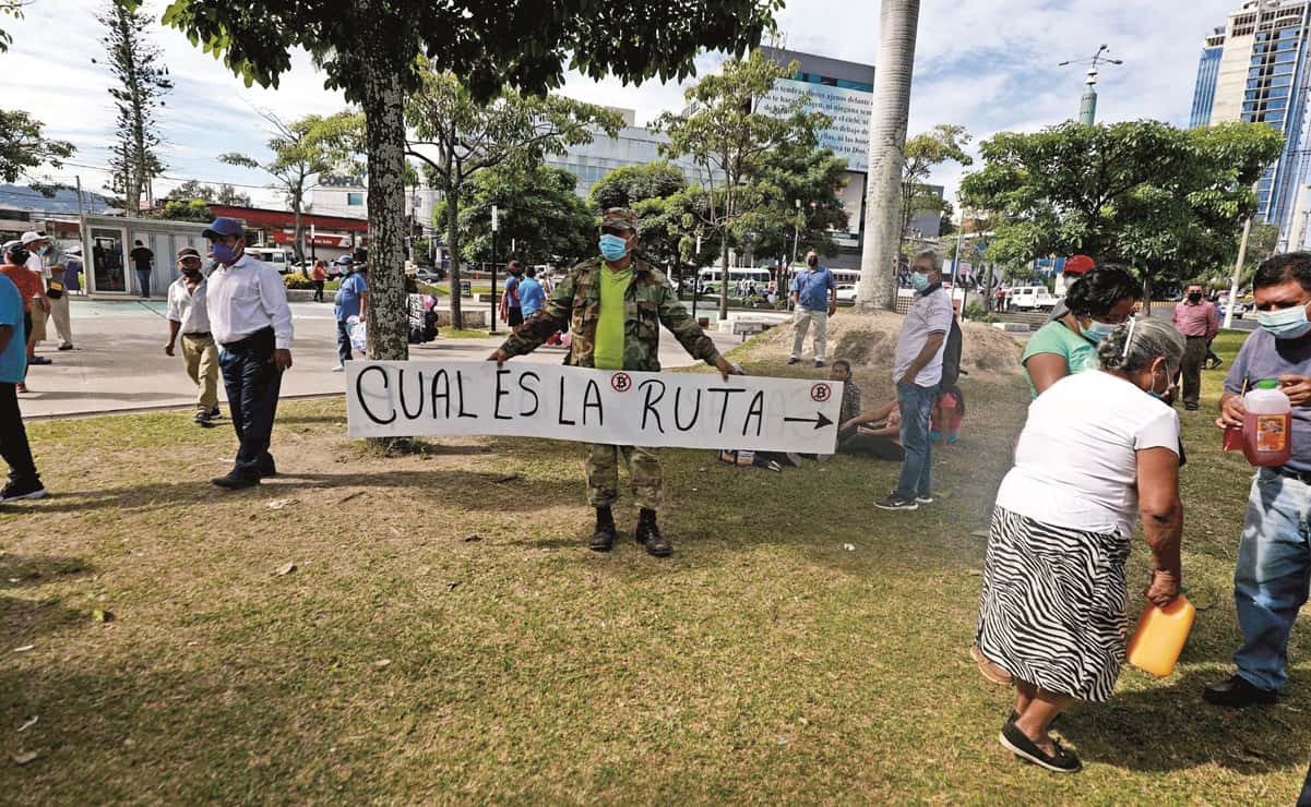 Bukele emula a Ortega y cierra espacios a rivales