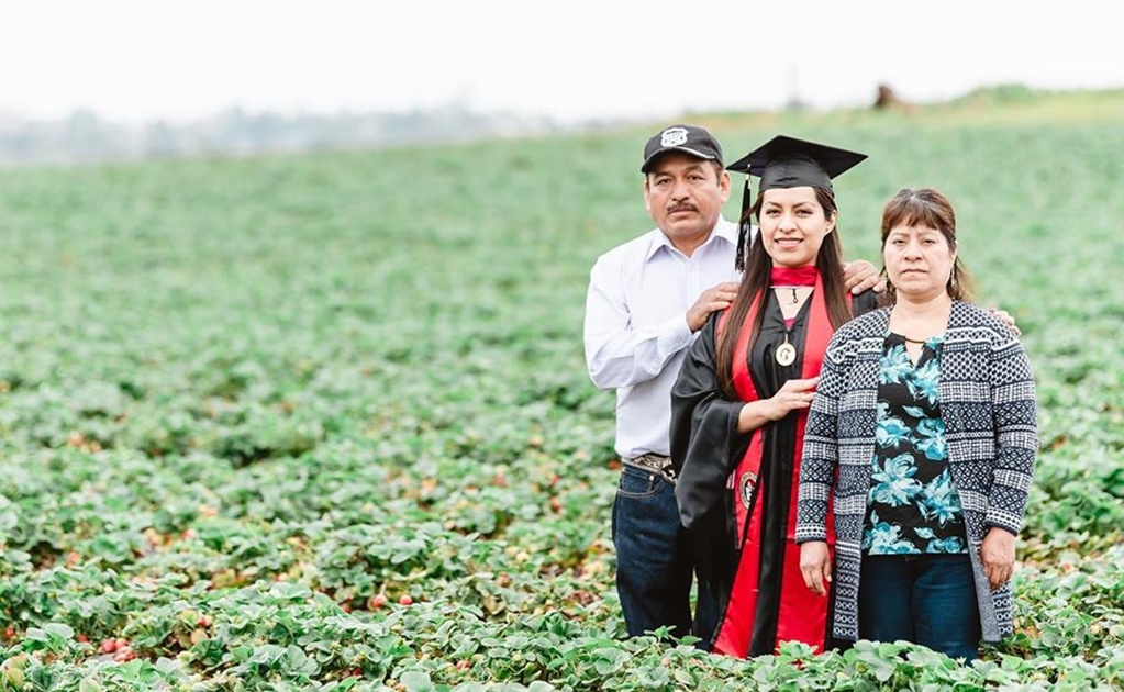 U.S. College grad poses with Mexican parents to honor their sacrifice