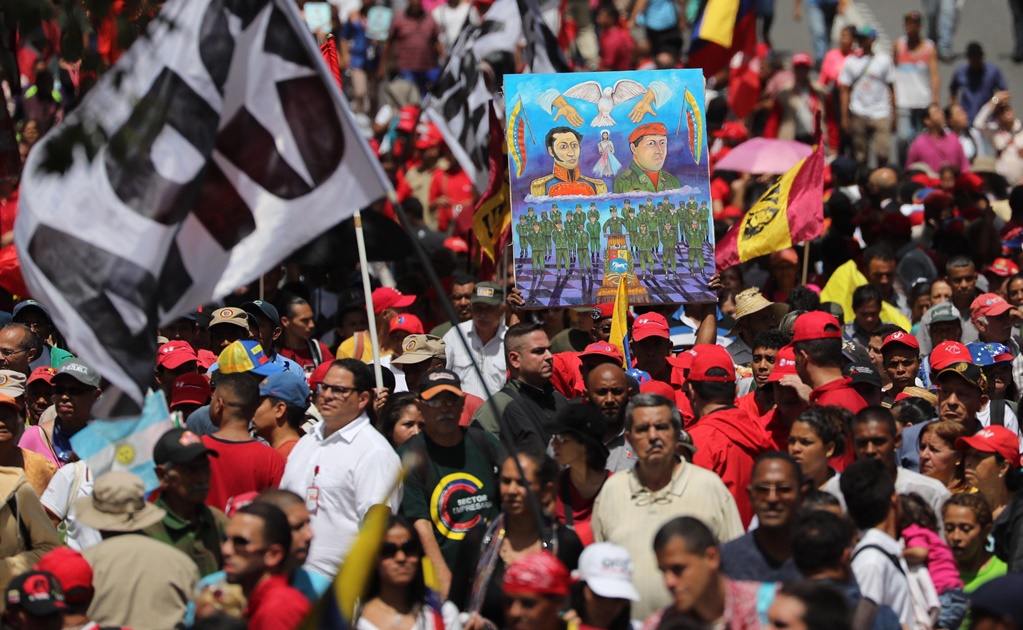 Miles de personas marchan en Caracas en apoyo a Maduro tras atentado