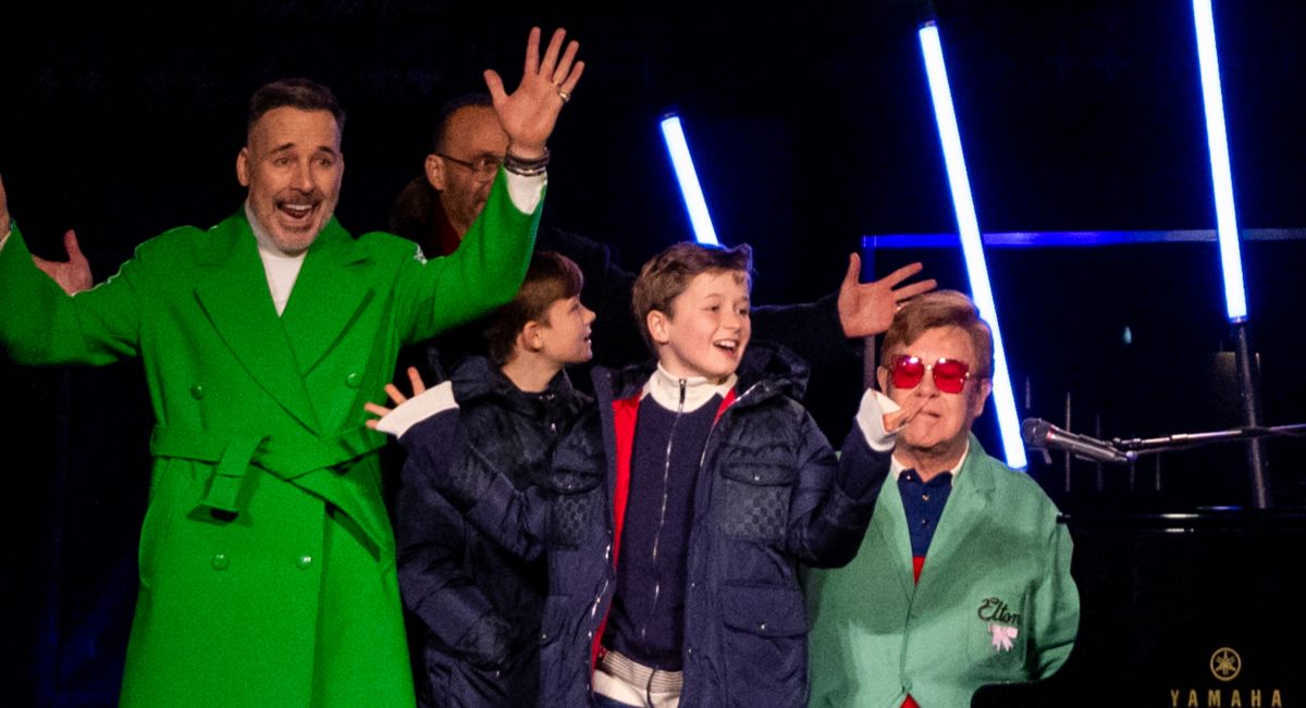 Los hijos de Elton John y David Furnish brillan en el escenario en pleno concierto