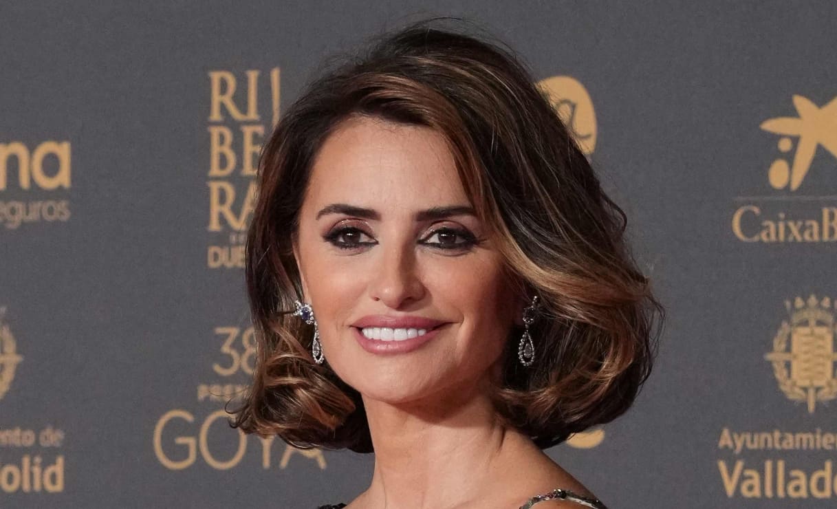 Penélope Cruz se adelanta a la primavera con vestido Chanel en los premios Goya 2024