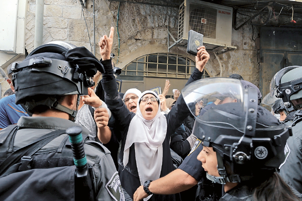 Policía israelí choca con palestinos en mezquita