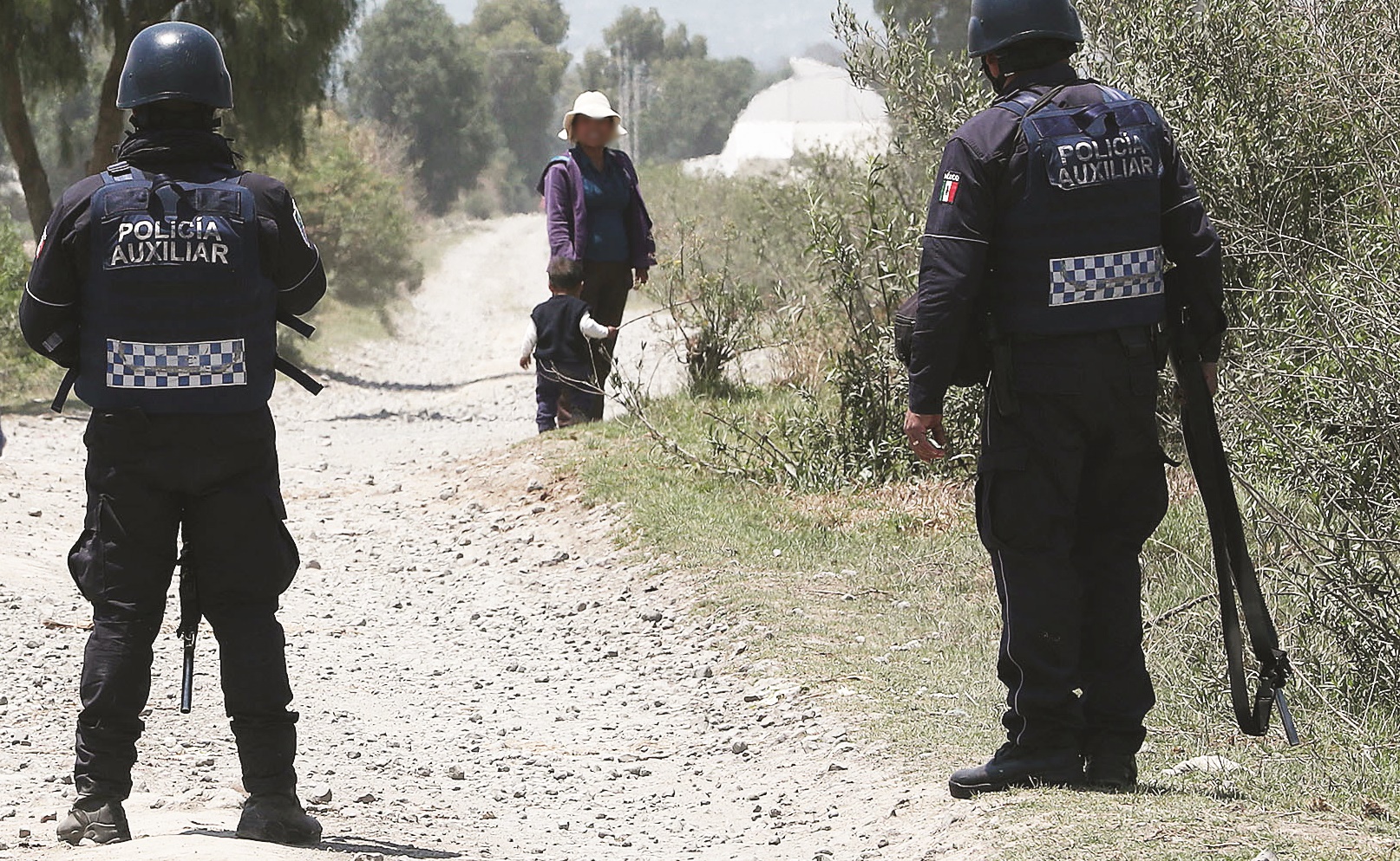 Con barricada, impiden traslado de cuerpos de huachicoleros en Puebla