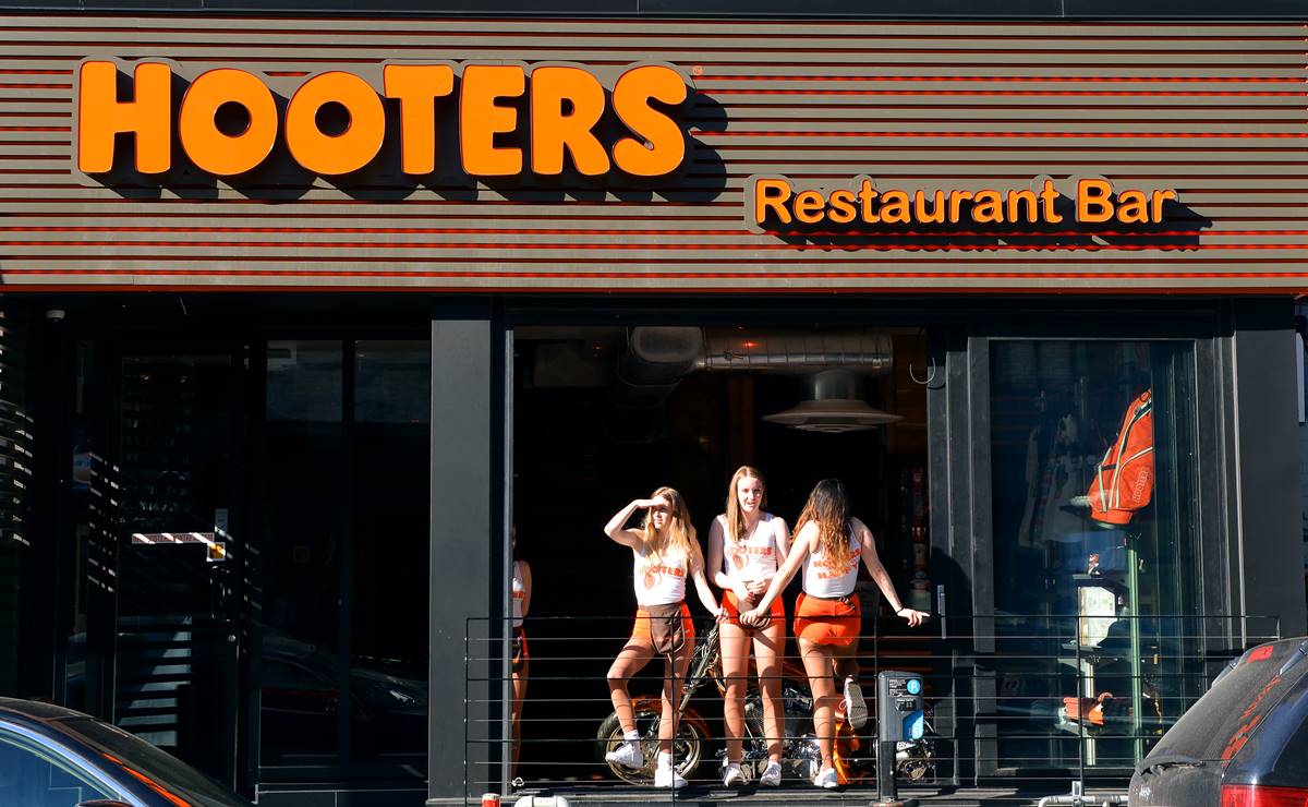 Mesera de Hooters paga estudios universitarios sin deudas gracias a concurso