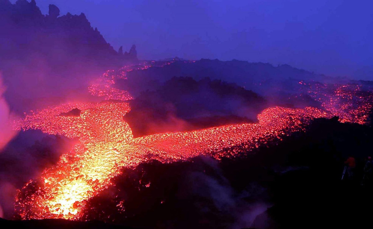 Las fallas en su lado sureste y la elevación del magma, han favorecido las erupciones del volcán Etna 