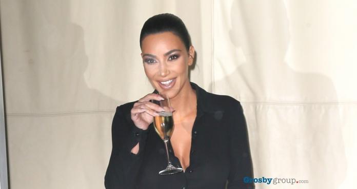 Kim Kardashian impacta con microfalda plateada en Nueva York