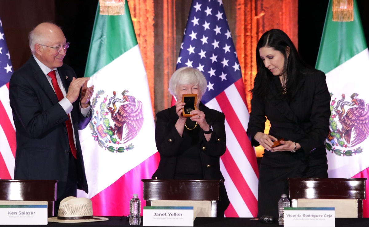 Secretaria del Tesoro de EU, Janet Yellen, atestigua presentación de moneda conmemorativa de 20 pesos