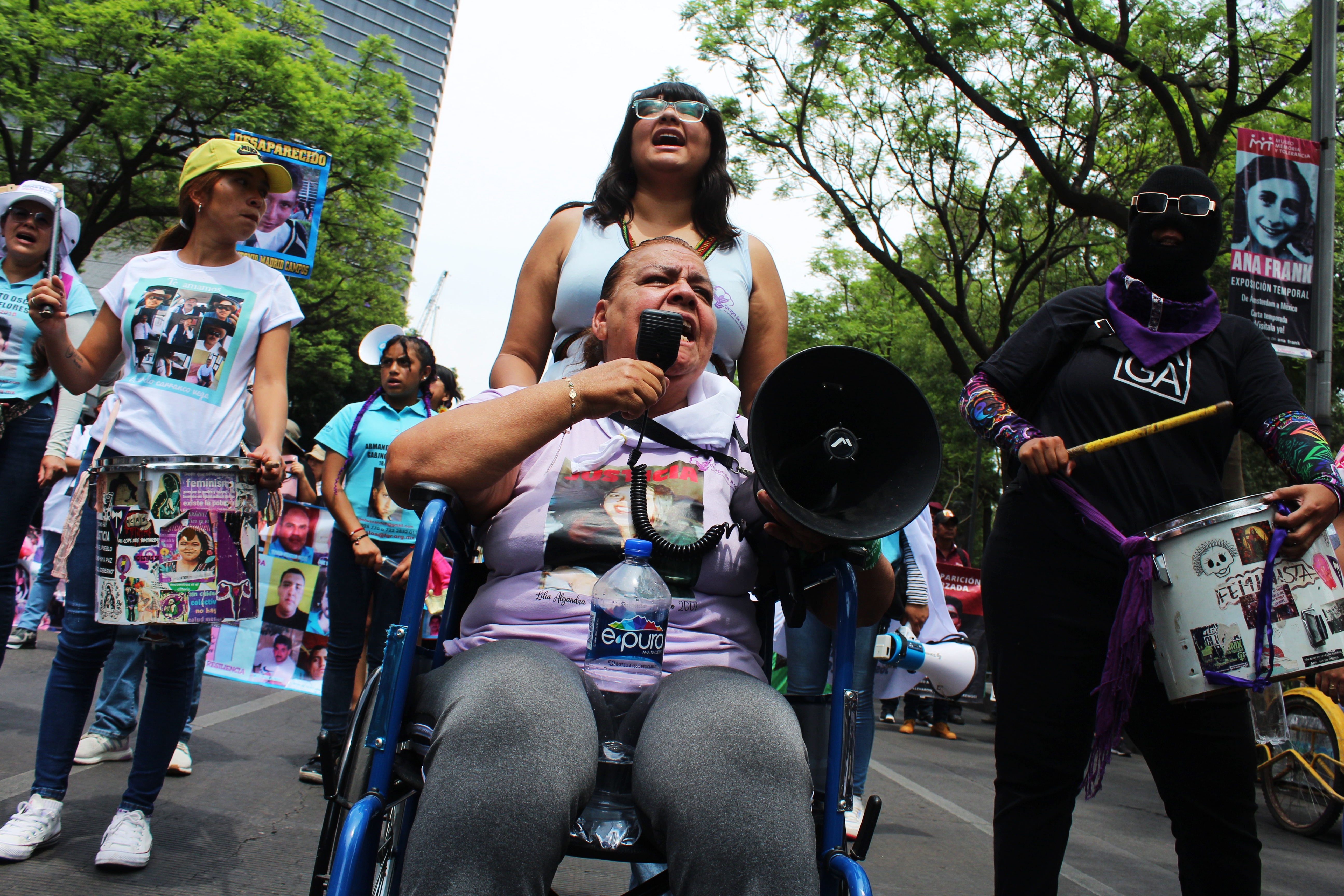 Crónica: La marcha de las madres que no pueden abrazar a sus hijos este 10 de mayo 