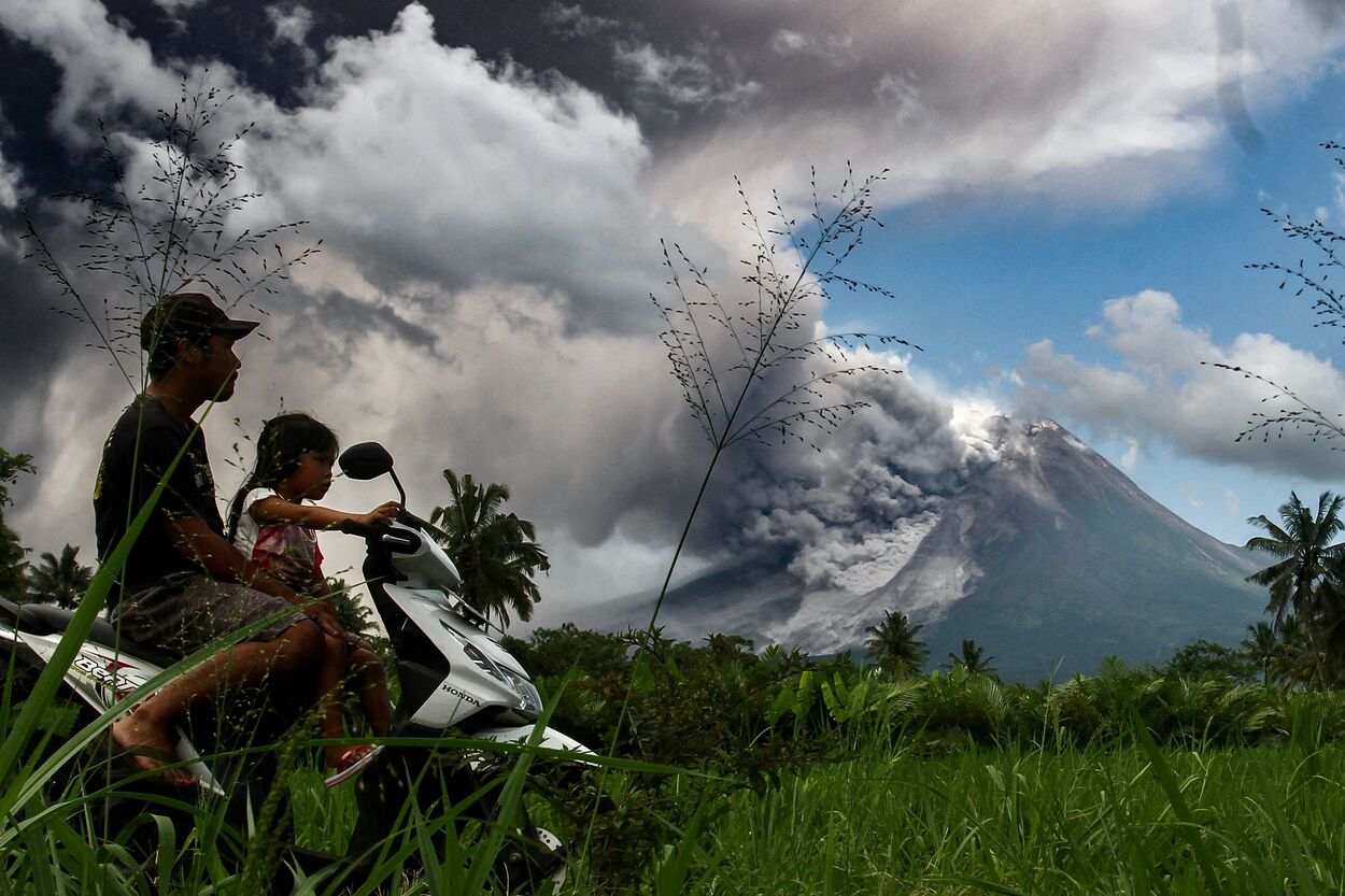 Evacuan a miles por erupciones en el monte Merapi y otros volcanes de Indonesia