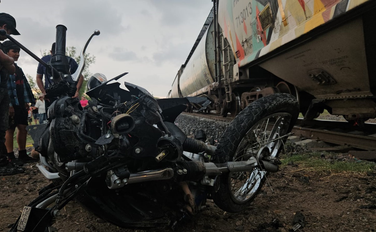 Tren embiste a joven motociclista en cruce ferroviario de Culiacán
