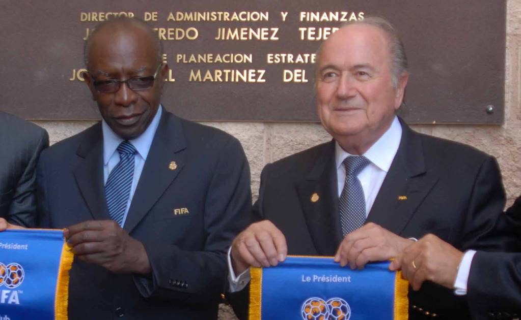 Blatter vendió derechos de TV a Warner a muy bajo precio