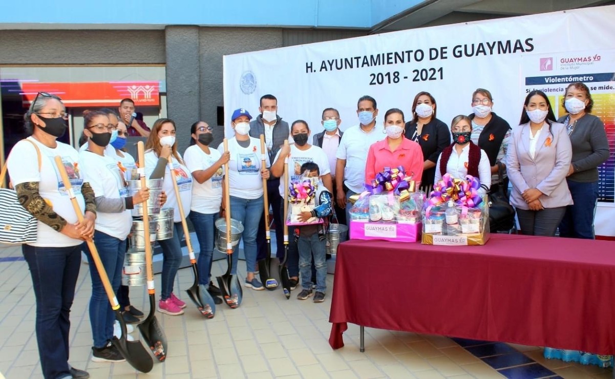 Llaman #LadyPalas a la alcaldesa de Guaymas tras entregar palas y cubetas a madres de desaparecidos