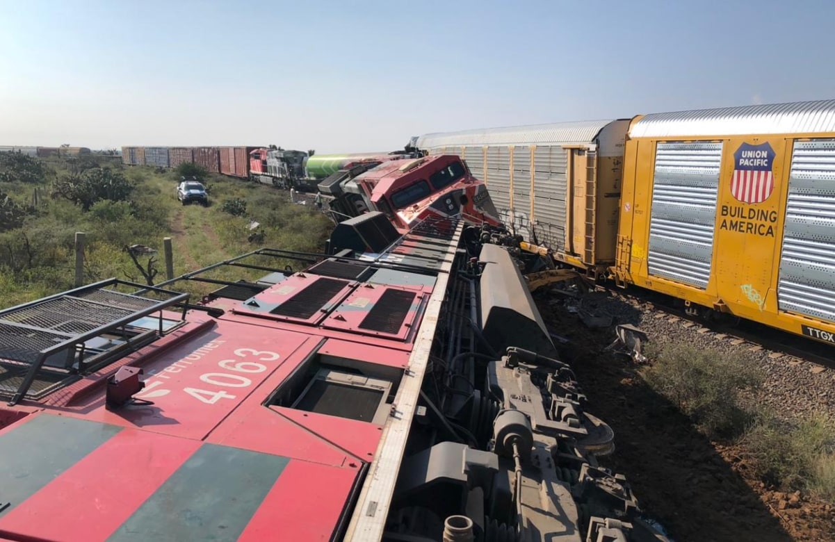 Chocan dos trenes en Fresnillo, Zacatecas; mueren los dos maquinistas, hay 5 lesionados
