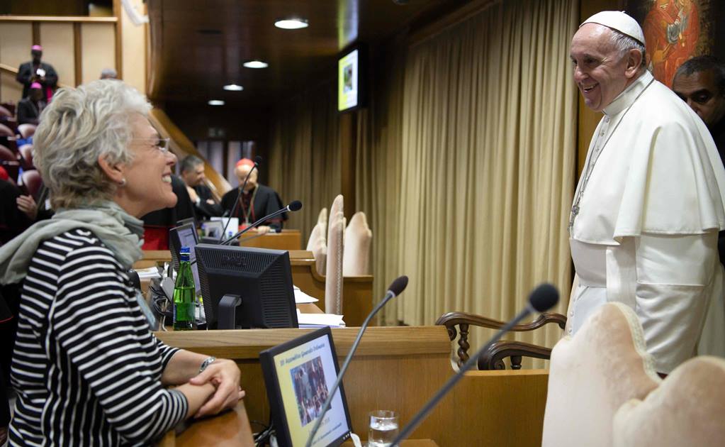 Papa nombra a periodista brasileña como su vicedirectora de prensa