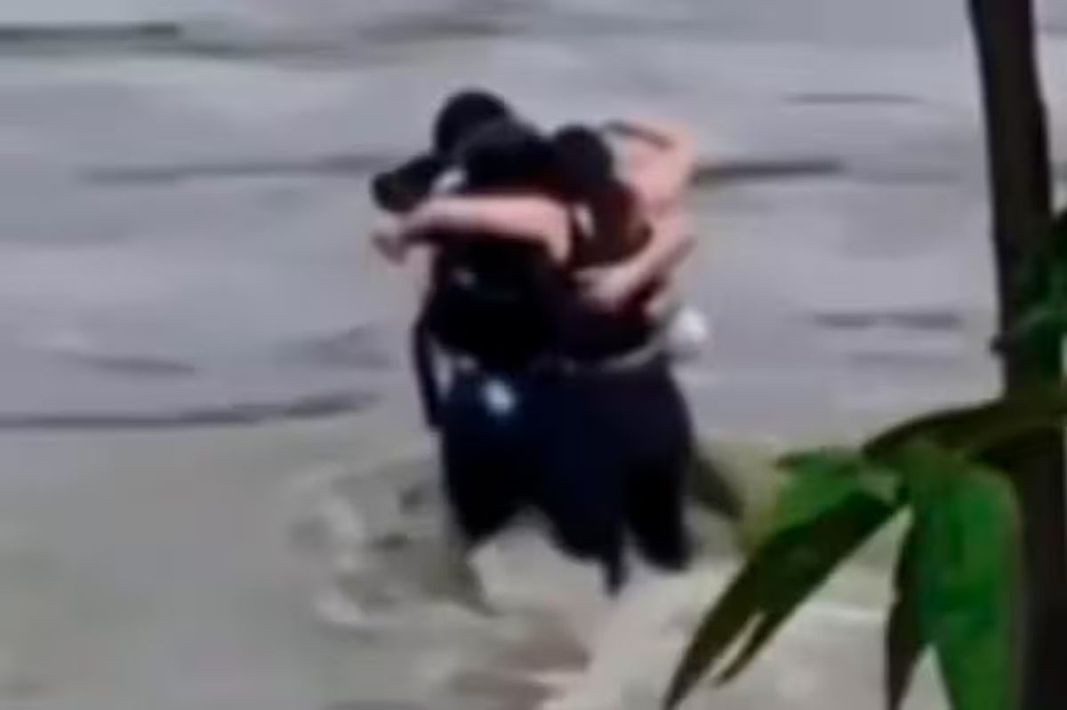 VIDEO: Captan “el último abrazo” de tres amigos antes de ser arrastrados por inundaciones en Italia