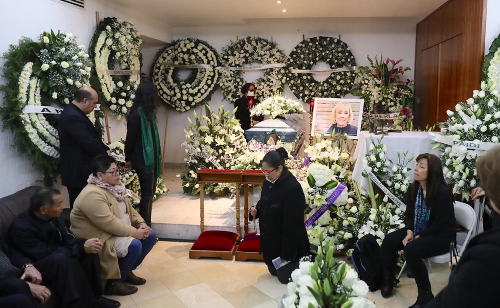 "Faltaron cosas por decir", dice Carla Estrada en funeral de su madre Maty