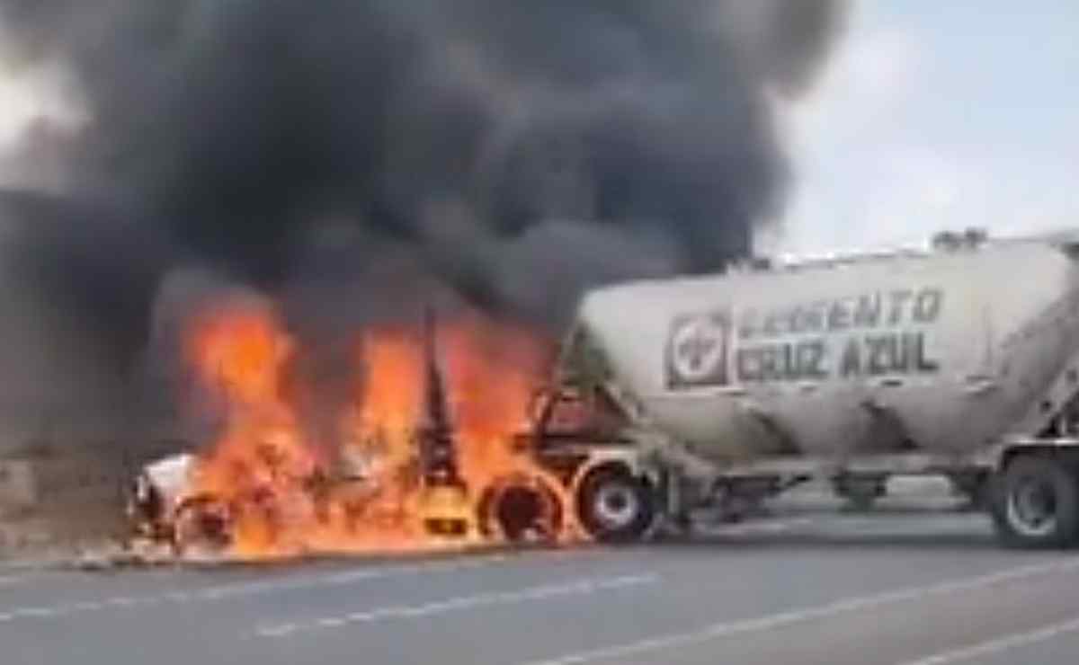 VIDEO: Bloquean con vehículos quemados carretera Encarnación de Díaz con dirección a San Juan de los Lagos, Jalisco