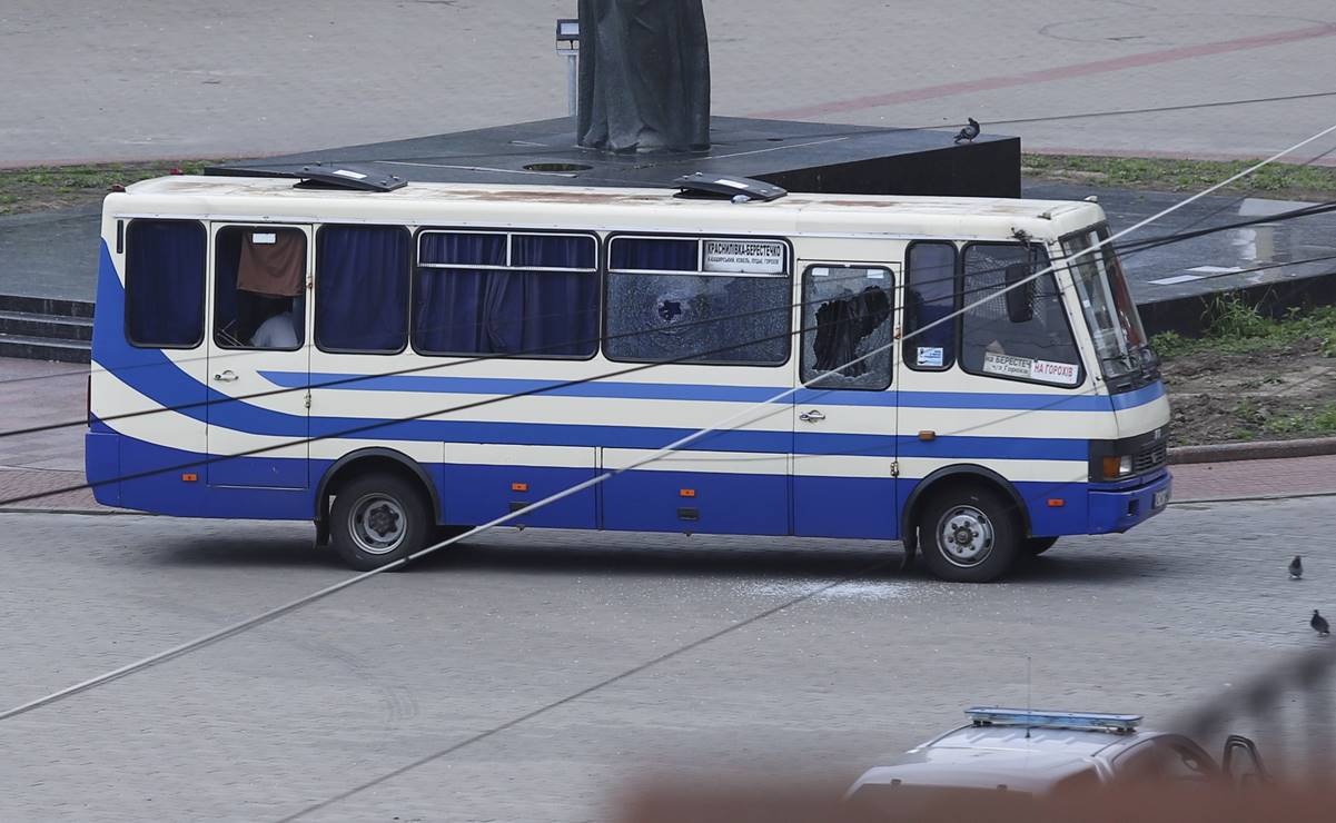 Hombre armado toma veinte rehenes en un autobús en Ucrania