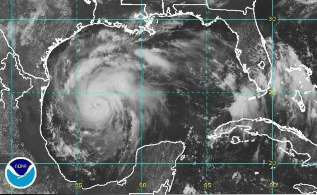 "Harvey" se convierte en huracán y aumenta su amenaza sobre Texas