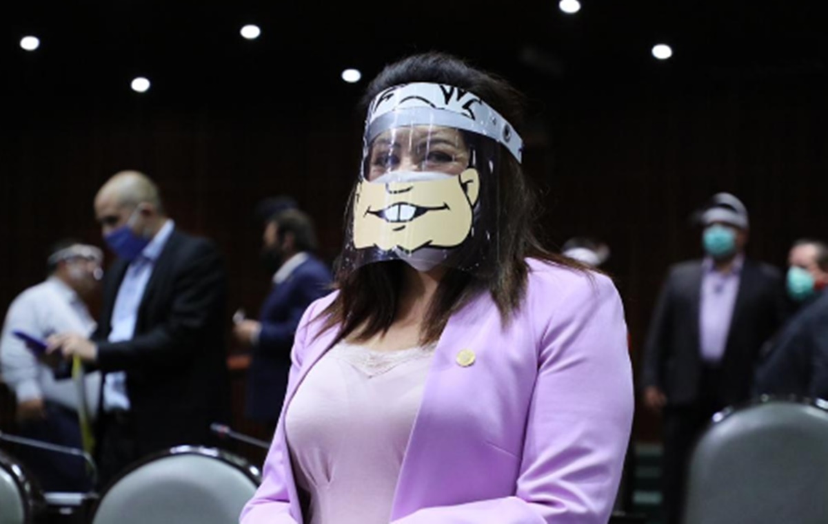 Diputada de Morena usa careta con el rostro de caricatura de AMLO