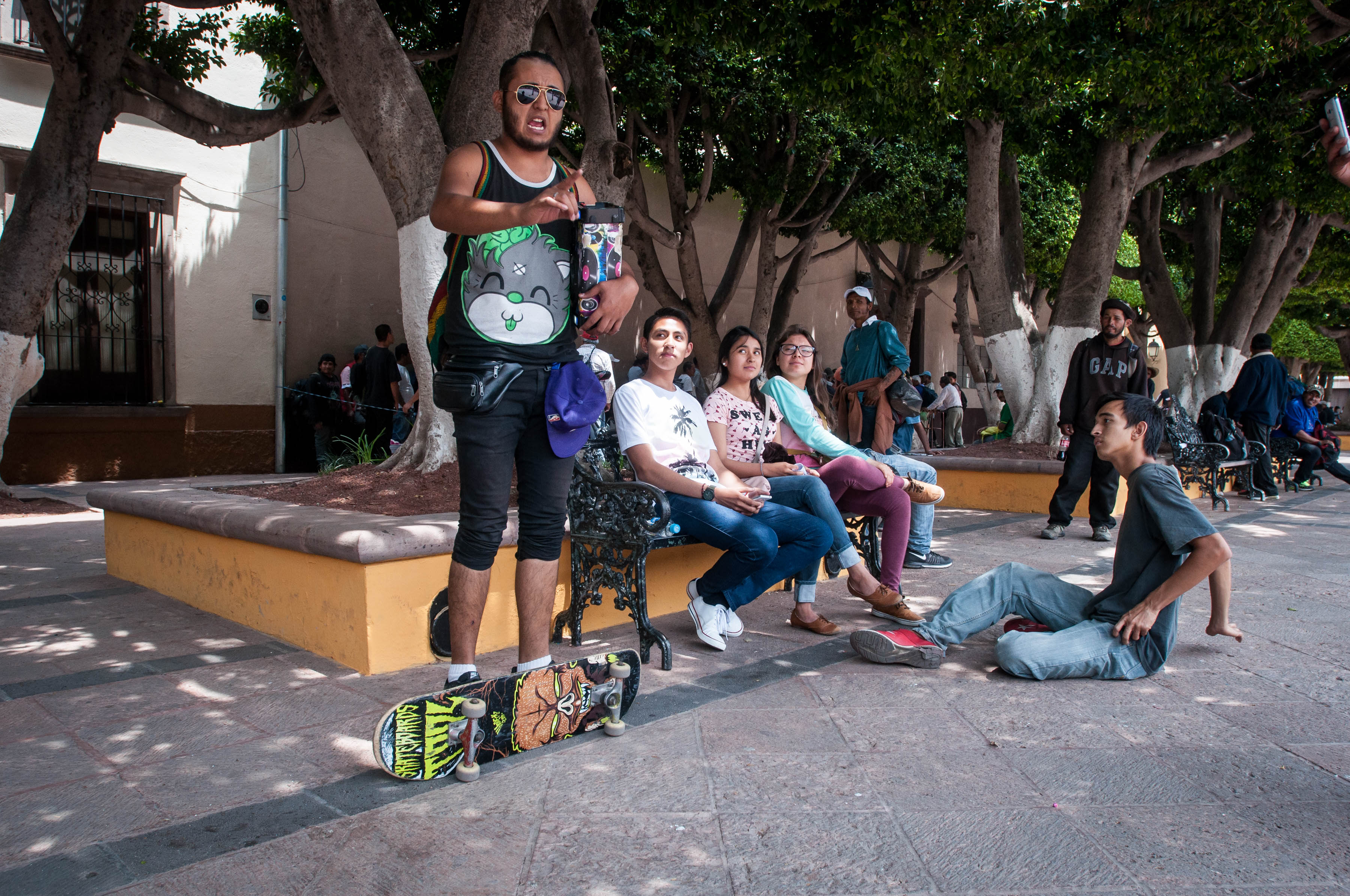 Rapea sobre temas sociales en calles de Querétaro