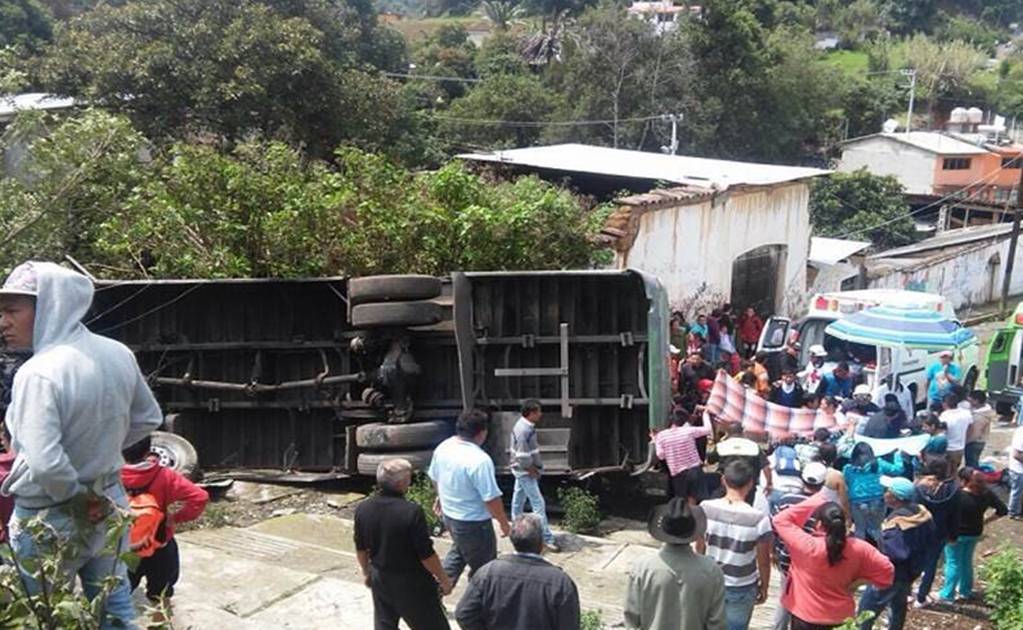 Vuelca camión con peregrinos en Ocuilan; hay 25 heridos