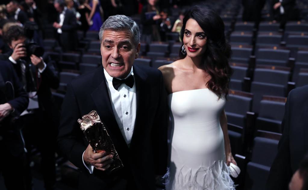 Amal Clooney luce embarazo en los Premios César
