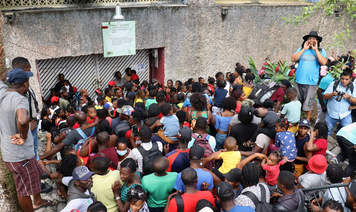 Miles de haitianos reanudan trámites para obtener visas en Tapachula