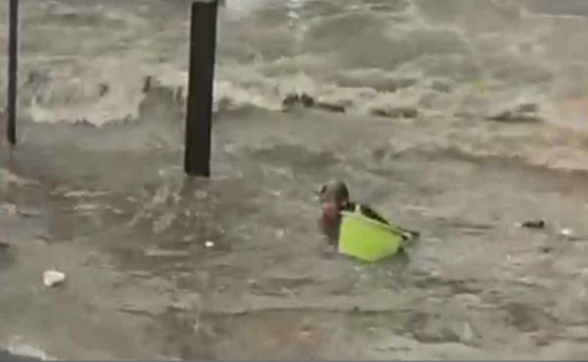 VIDEO: Microbusero provoca olas en inundación y derriba a abuelita en Coacalco