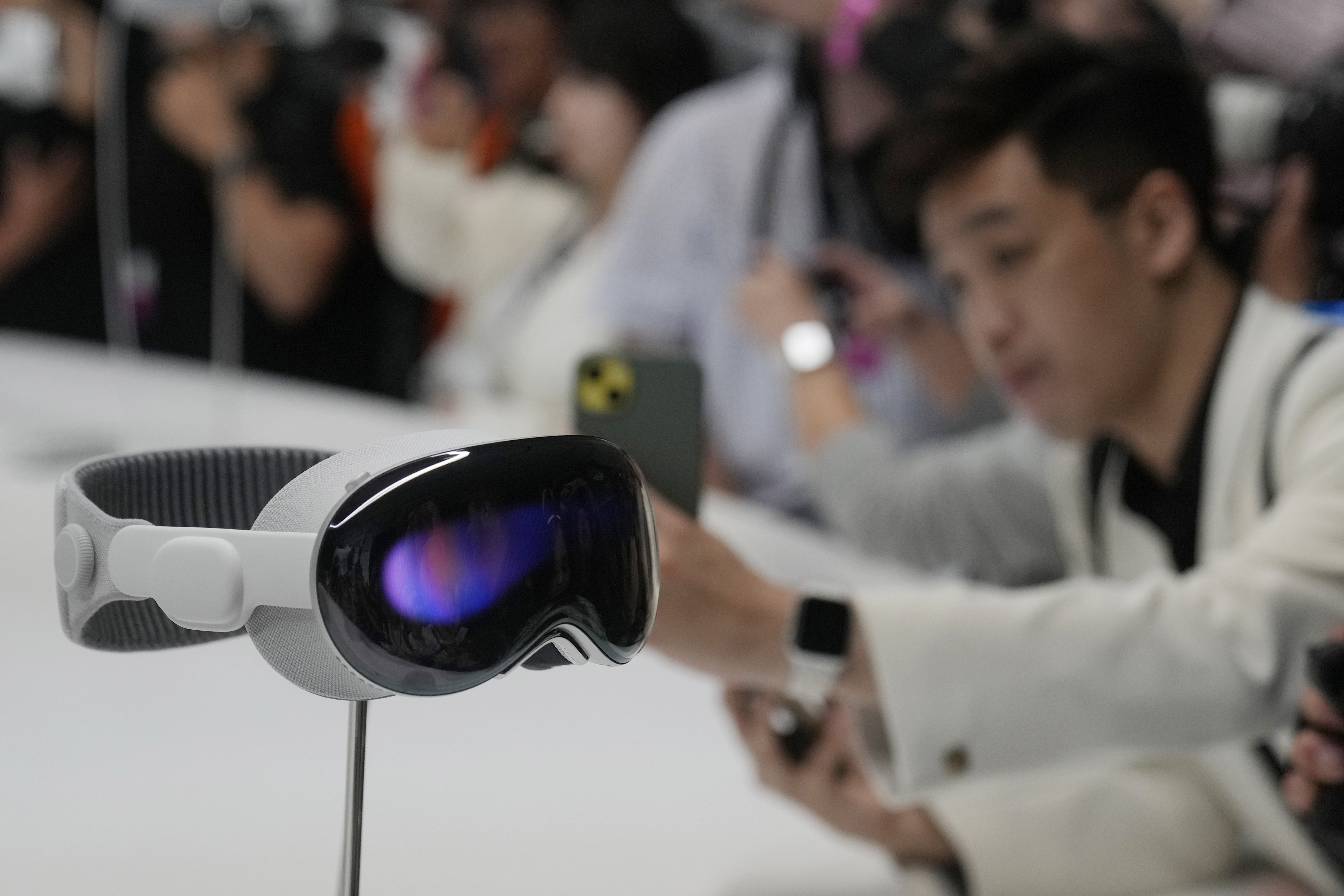 Apple revela las gafas "Vision Pro" que fusionan la realidad virtual y aumentada; esto costarán, dice Apple