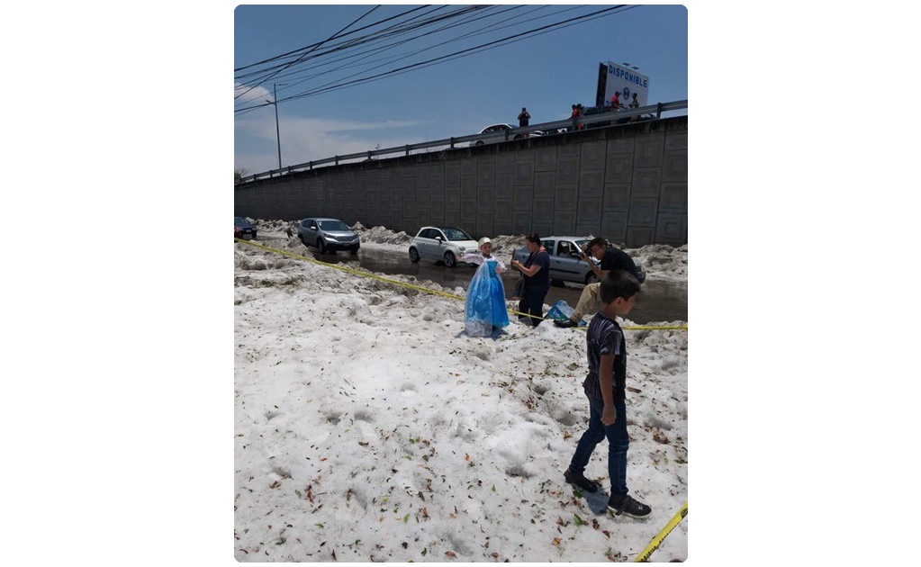 Niña aprovecha granizada en Guadalajara y hace sesión de fotos de “Frozen”