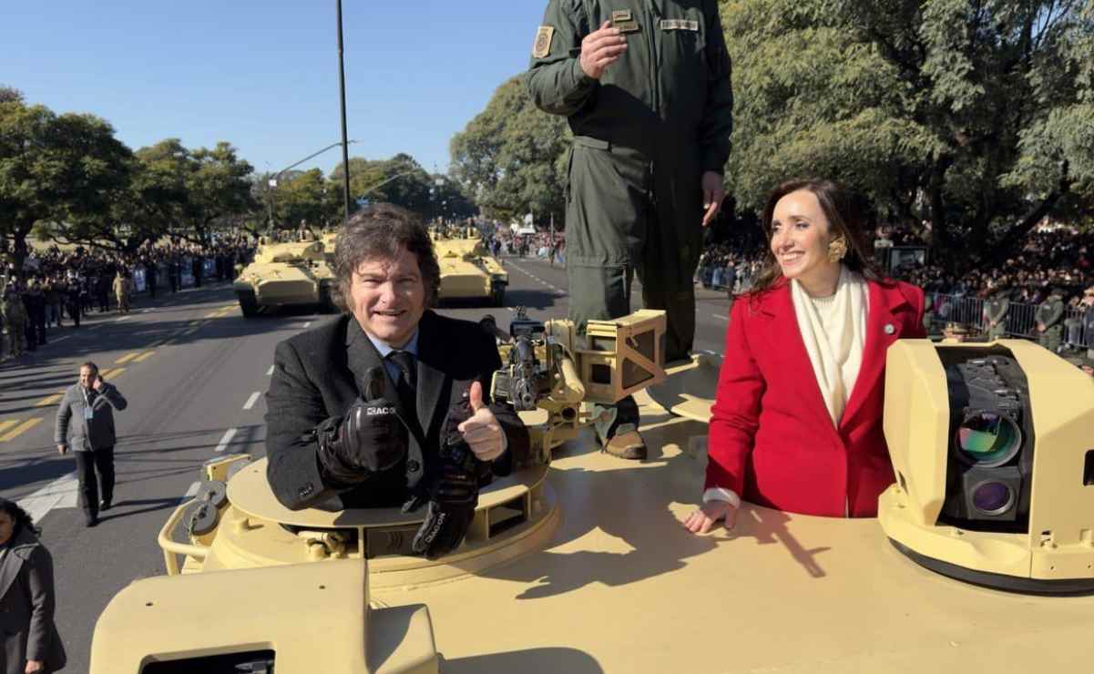 FOTOS: Milei desfila en tanque de guerra durante celebración de Independencia de Argentina