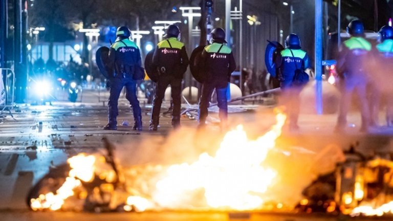 Covid-19: En Países Bajos manifestantes chocan con la policía por las nuevas medidas para controlar la pandemia