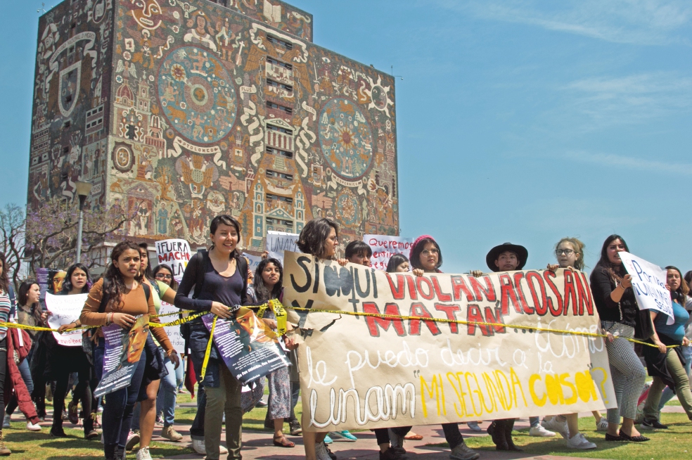 Toman la FCPyS para protestar por feminicidios